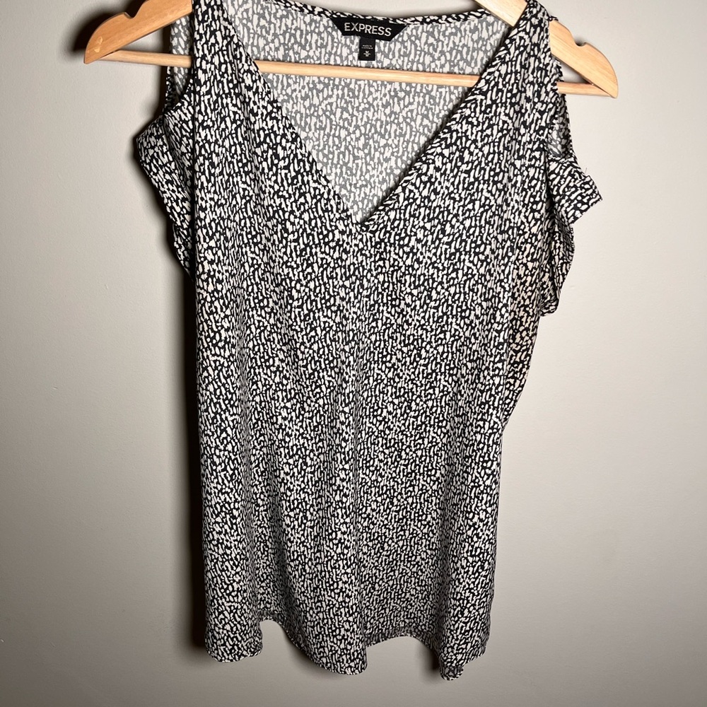 Women's Express Short Sleeve With Peek A Boo Shoulders Size Medium‎